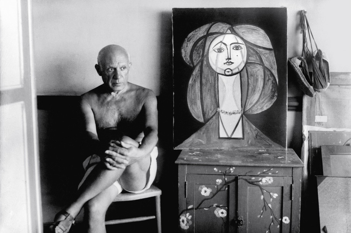 Pablo Picasso w pracowni w Paryżu