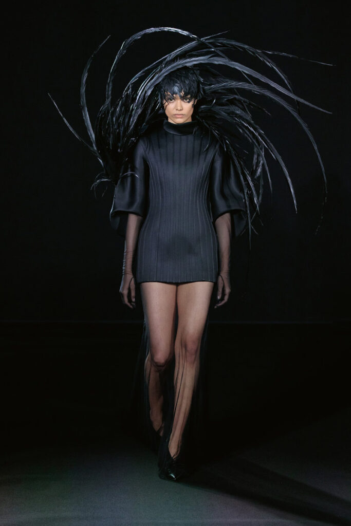 Robert Wun haute couture 2023 czarne pióra