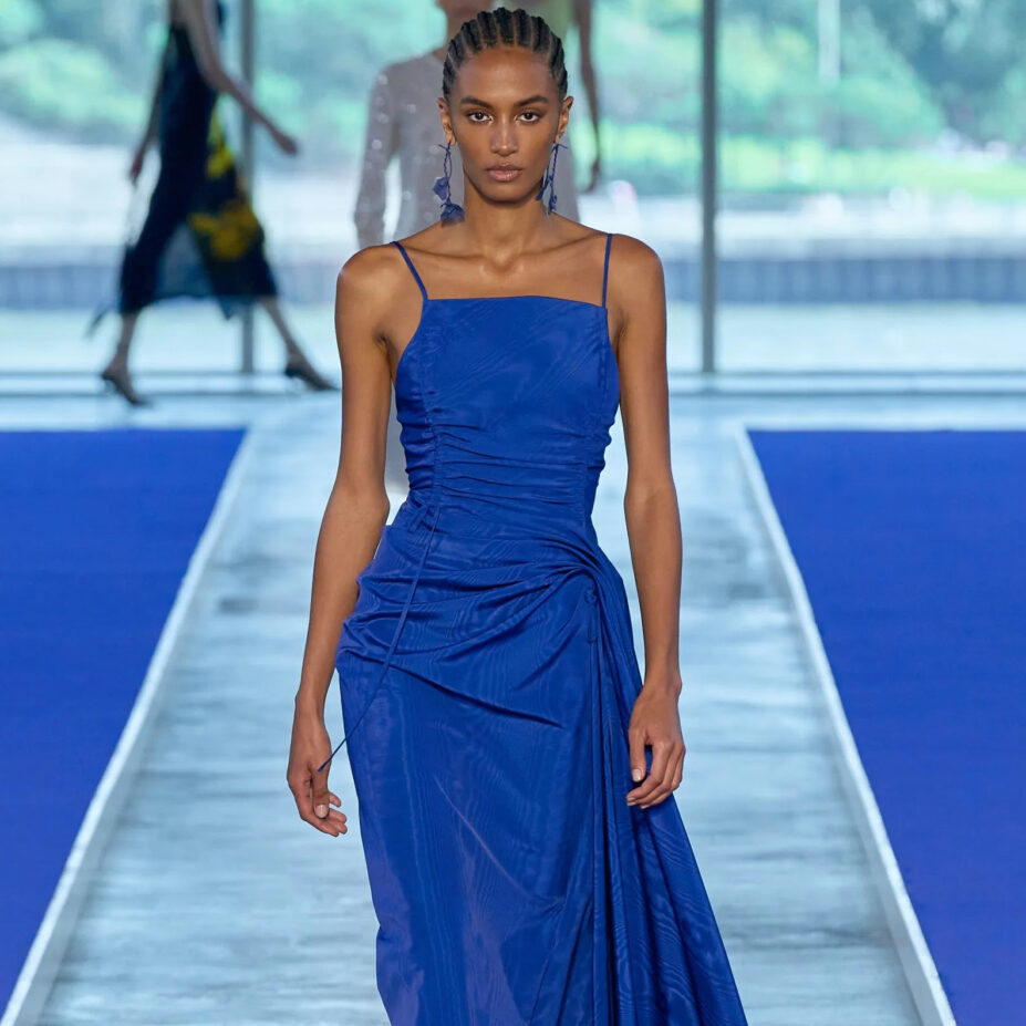 Sukienka niebieska modne stylizacje